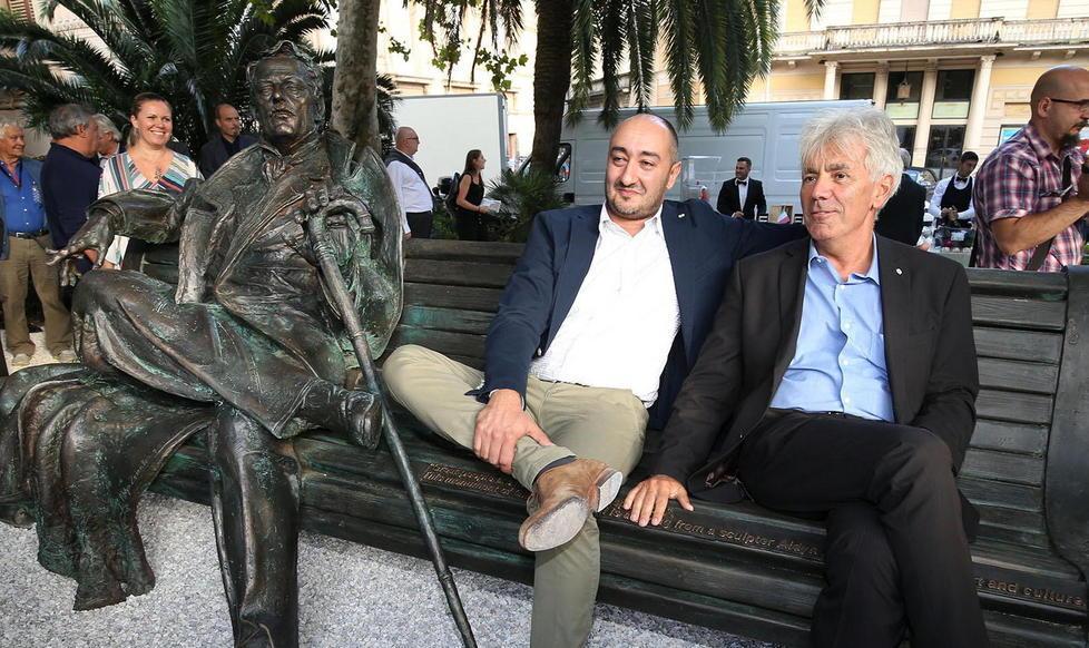 Sulla panchina con Giacomo Puccini 