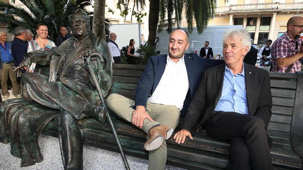 Sulla panchina con Giacomo Puccini