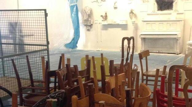 Il Centro Pecci cerca duecento sedie per l’installazione di Kusmirowski