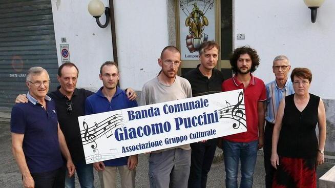 Banda con le valigie nuovo cambio di sede «Ora siamo stanchi»