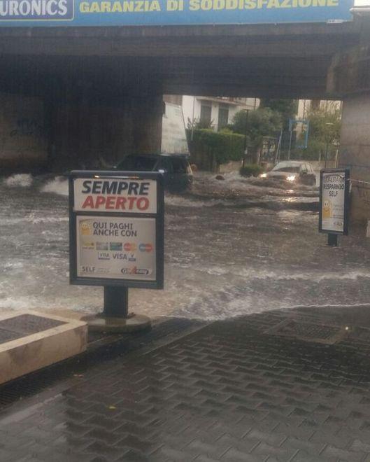 Strade allagate alla stazione chiuso un sottopasso 