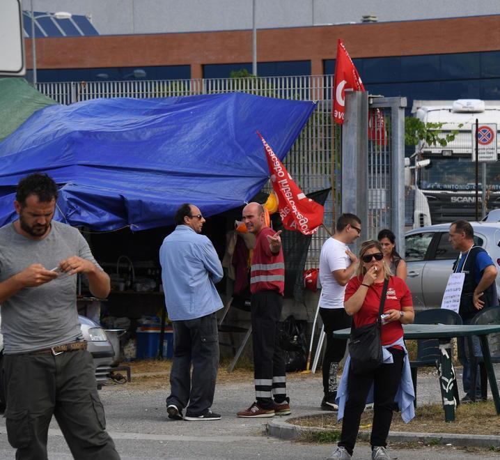 Alta tensione al presidio davanti alla Sole 