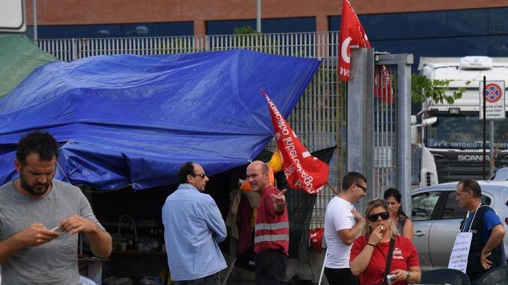 Alta tensione al presidio davanti alla Sole