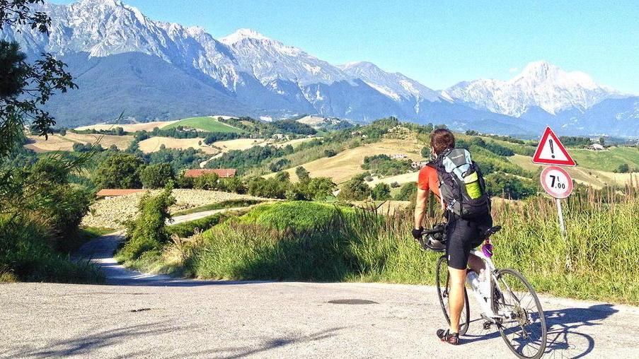 In bici sulle stesse strade percorse da nonno 73 anni fa