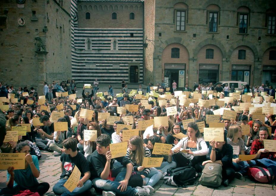 Studenti in piazza dei Priori per dire no alla guerra