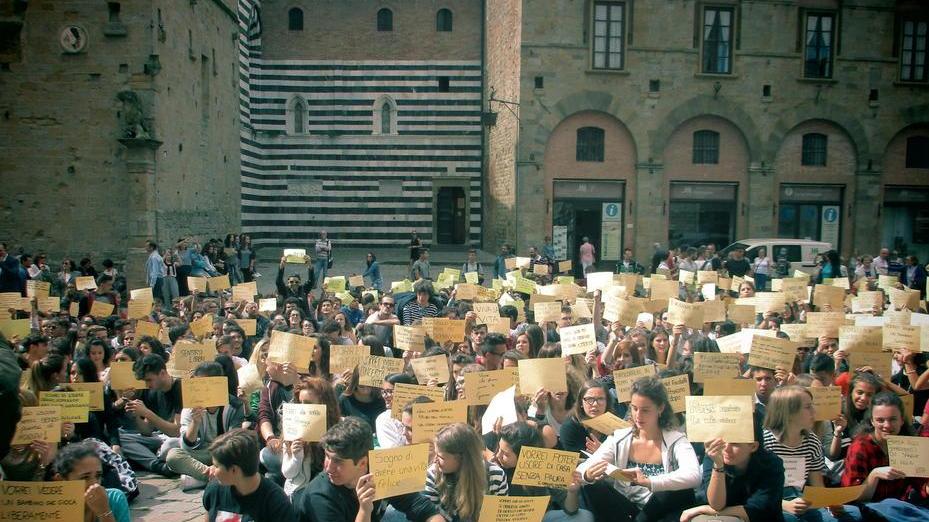 Studenti in piazza dei Priori per dire no alla guerra