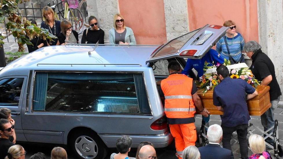 Le lacrime della città per l’ultimo saluto a Irene