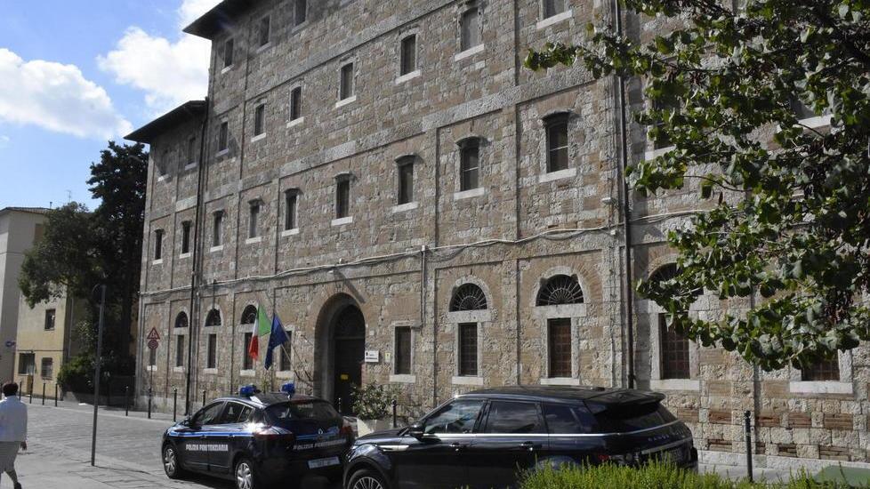In carcere per salvarsi Si uccide nella cella