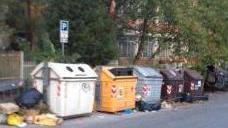 Rifiuti davanti alla scuola: un piccolo scempio