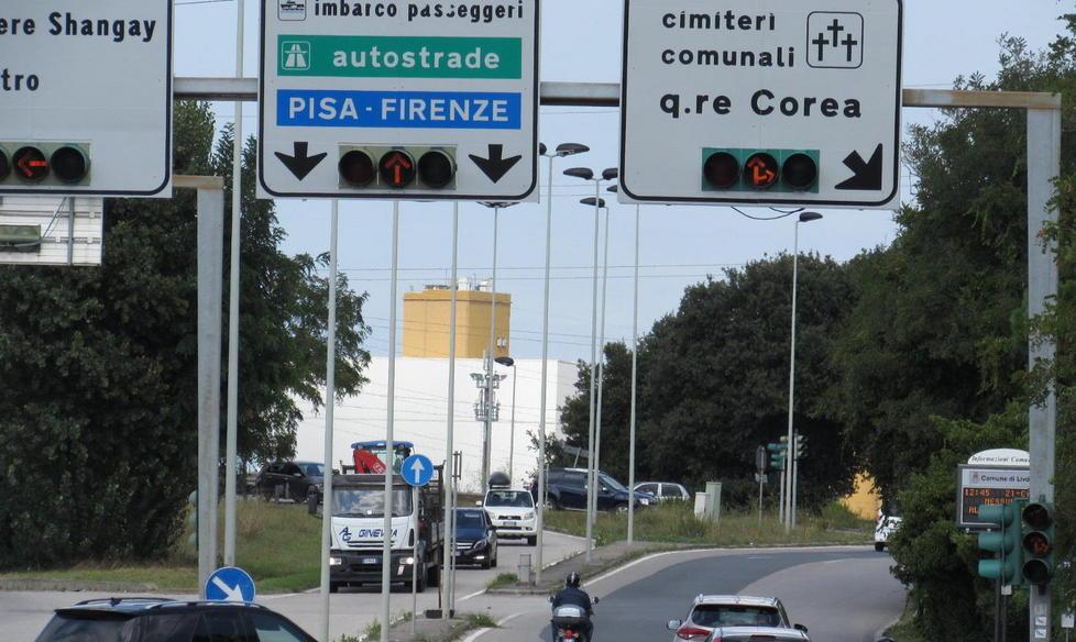 Quei semafori bloccati da giorni sull’arancione 
