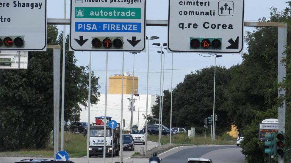 Quei semafori bloccati da giorni sull’arancione