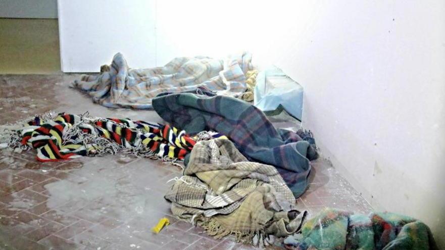 L'altra faccia dell'ospedale: viaggio nei sotterranei tra giacigli e siringhe - Video