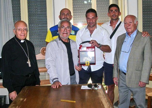 I Lions donano un defibrillatore 