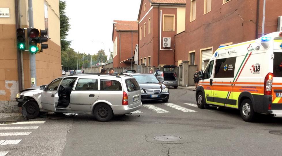 Si schianta contro semaforo