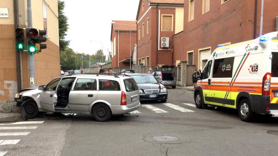 Si schianta contro semaforo