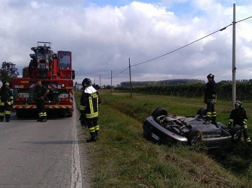 Auto finisce nel fosso a Prato 