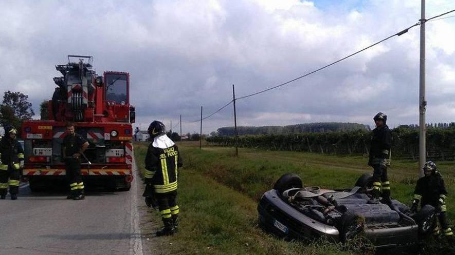 Auto finisce nel fosso a Prato