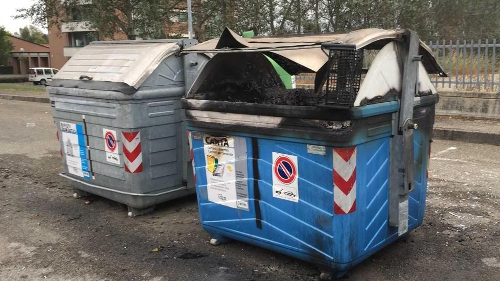 Cassonetti bruciati da ignoti vandali