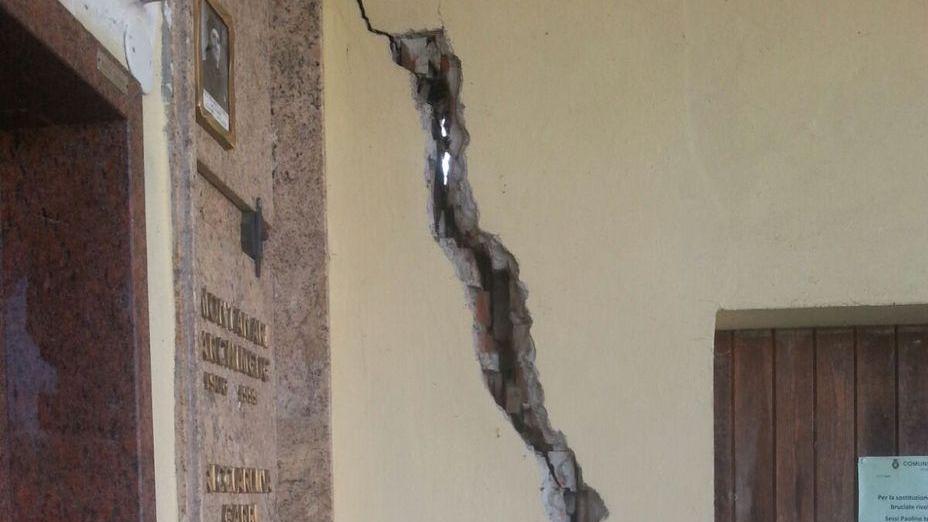 Fa paura la crepa sul muro del cimitero di Santa Vittoria