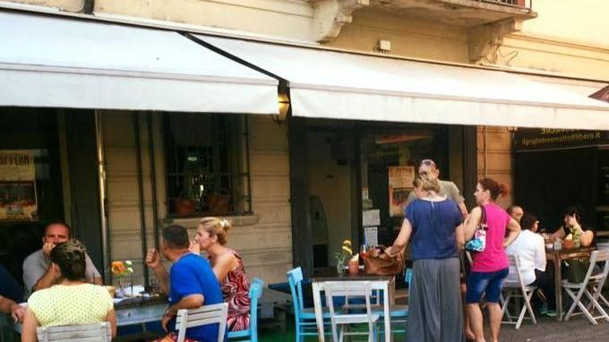 Il ladro perde la scarpa al bar