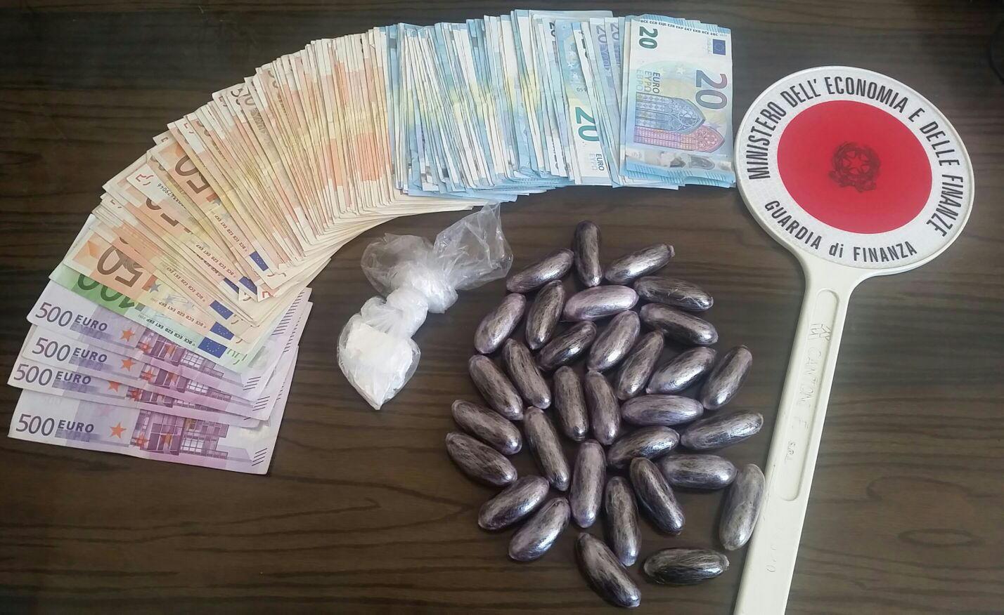 Sorpreso con 32 ovuli di droga sotto il letto, arrestato