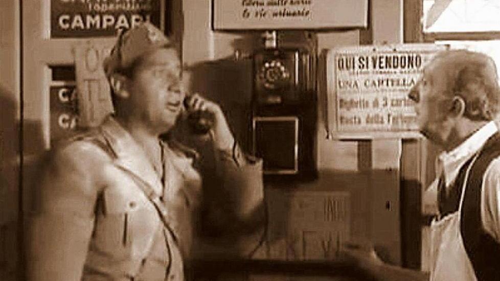 La surreale telefonata del tenente Innocenzi-Sordi nel film "Tutti a casa"