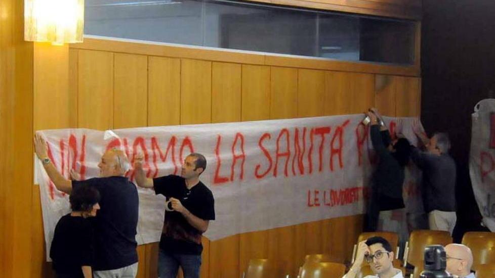 Gli “invisibili” del Cup invadono il consiglio di Massa