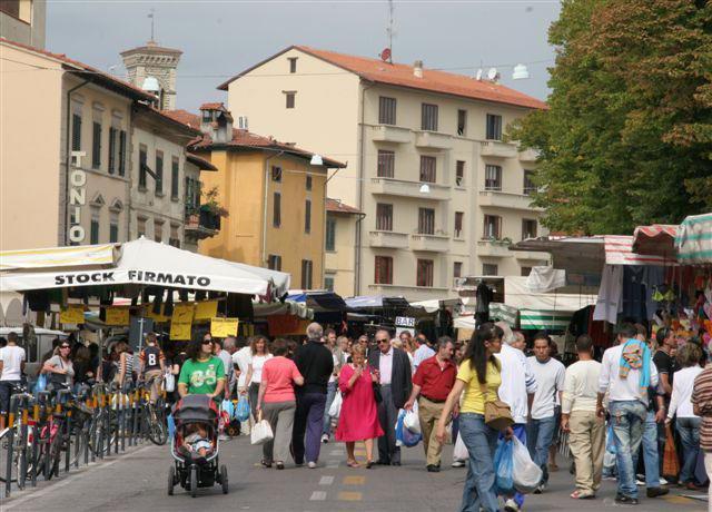 Tornano le bancarelle in piazza Mercatale (foto d'archivio)