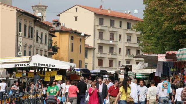 Tornano le bancarelle in piazza Mercatale (foto d'archivio)