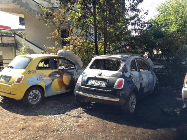 Le carcasse delle auto bruciate a Mezzana (foto Batavia)