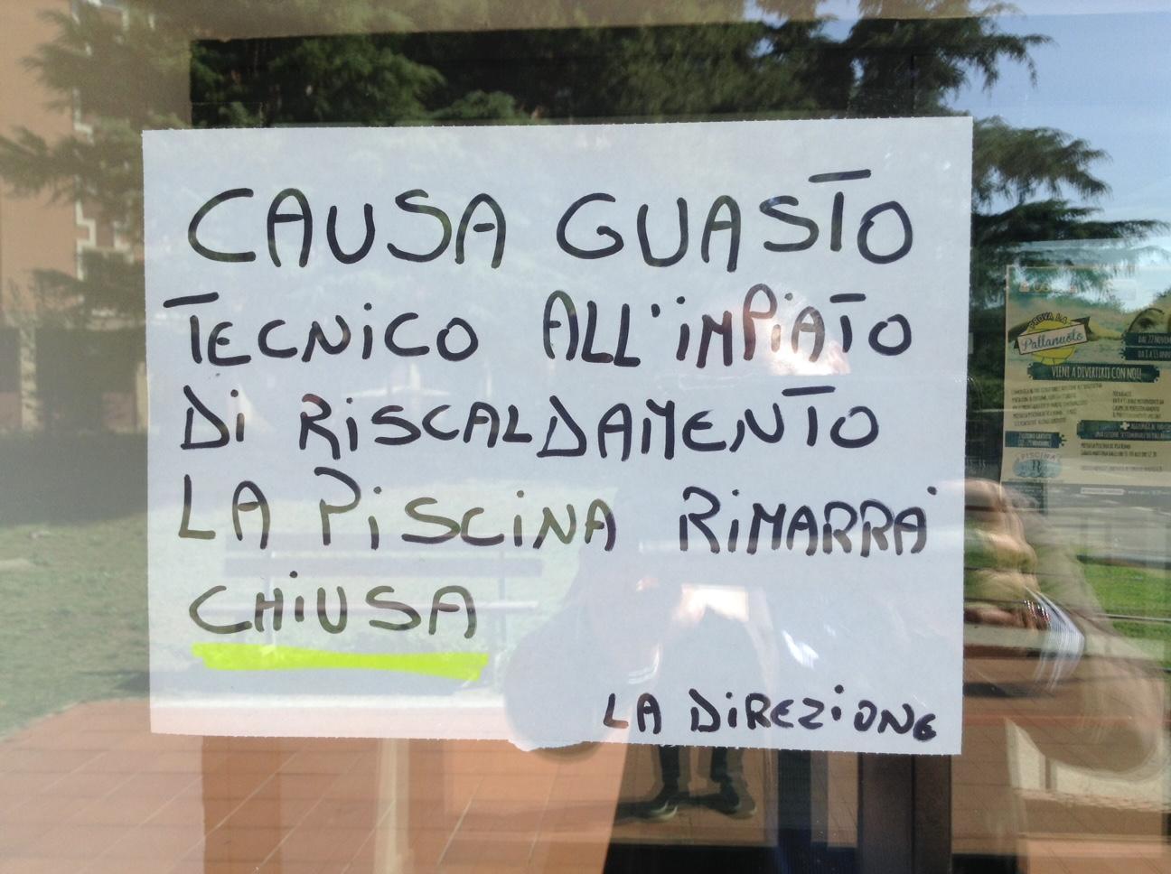 Il cartello affisso all'ingresso della piscina di Marradi (foto Batavia)