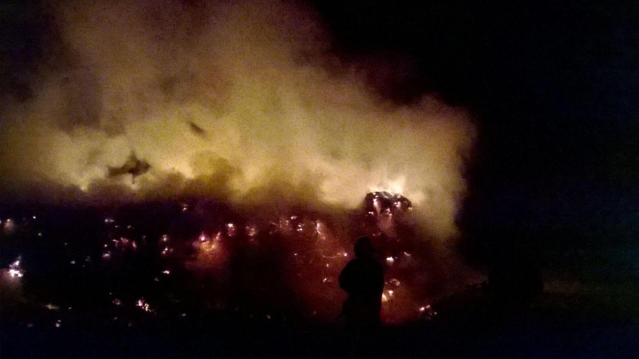 Dette fuoco alle balle di fieno e poi tornò a guardare i pompieri che spegnevano l'incendio