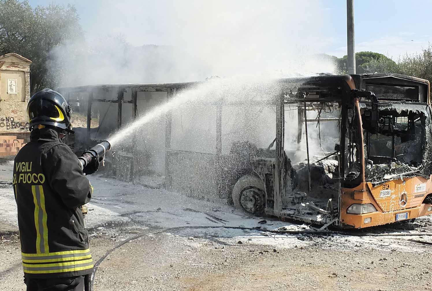 Il pullman distrutto dalle fiamme (foto Muzzi)