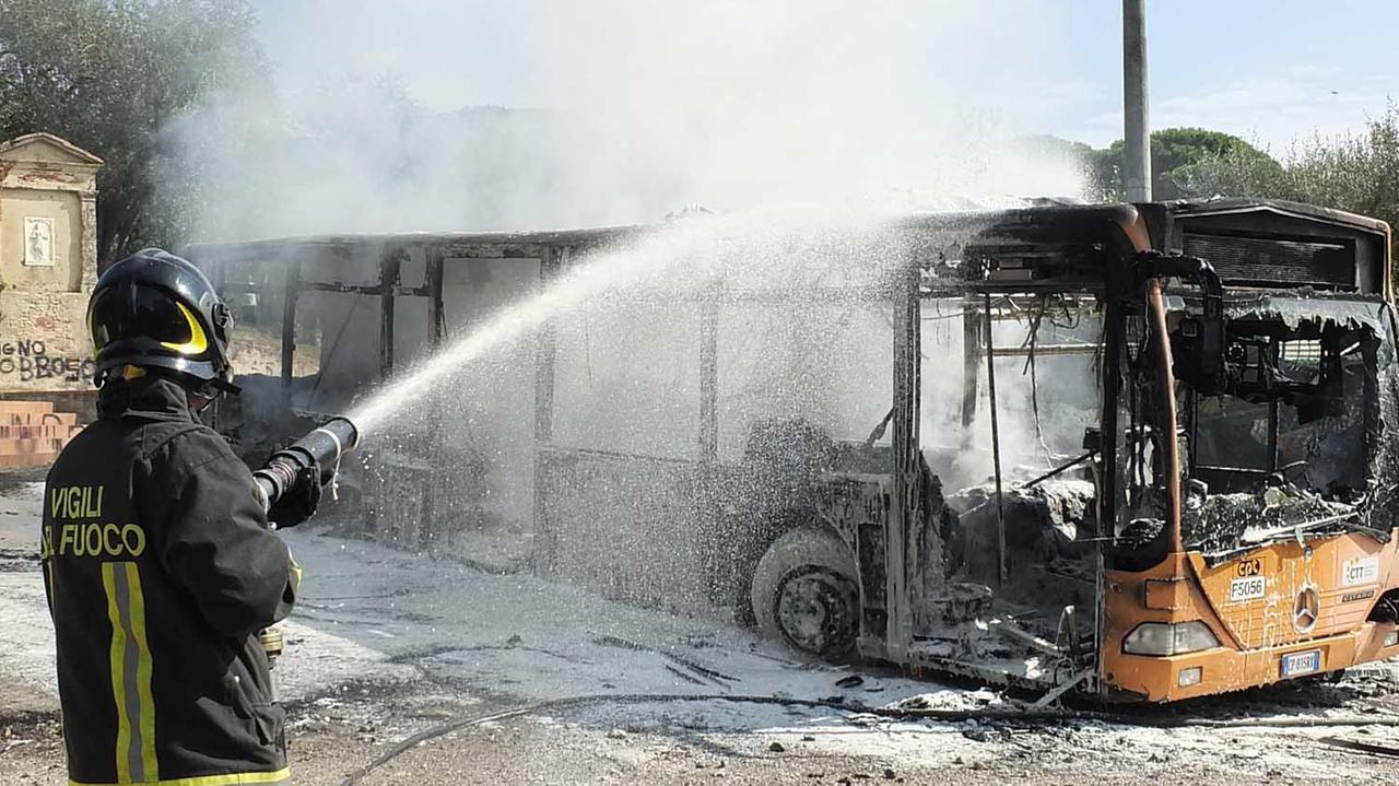 Il pullman distrutto dalle fiamme (foto Muzzi)