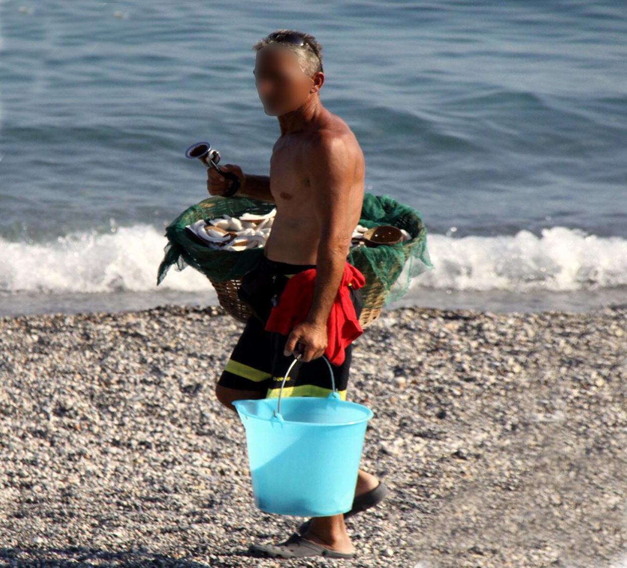 Un venditore di cocco sulla spiaggia