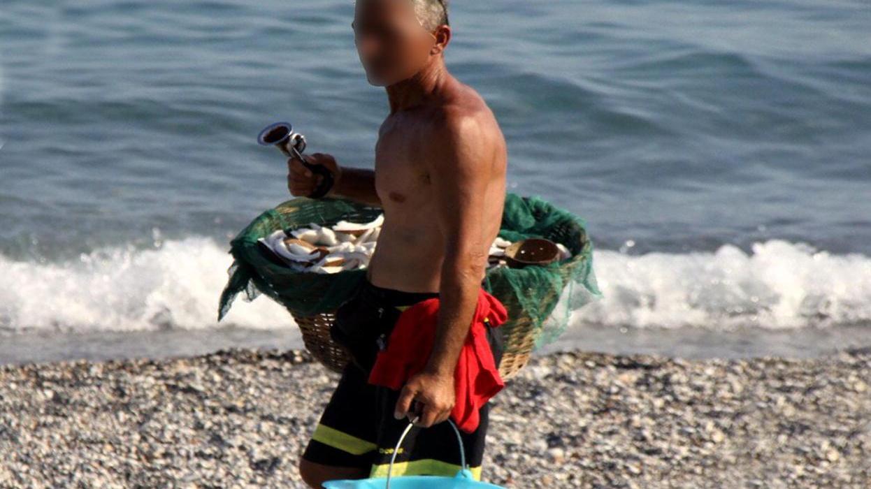 Un venditore di cocco sulla spiaggia