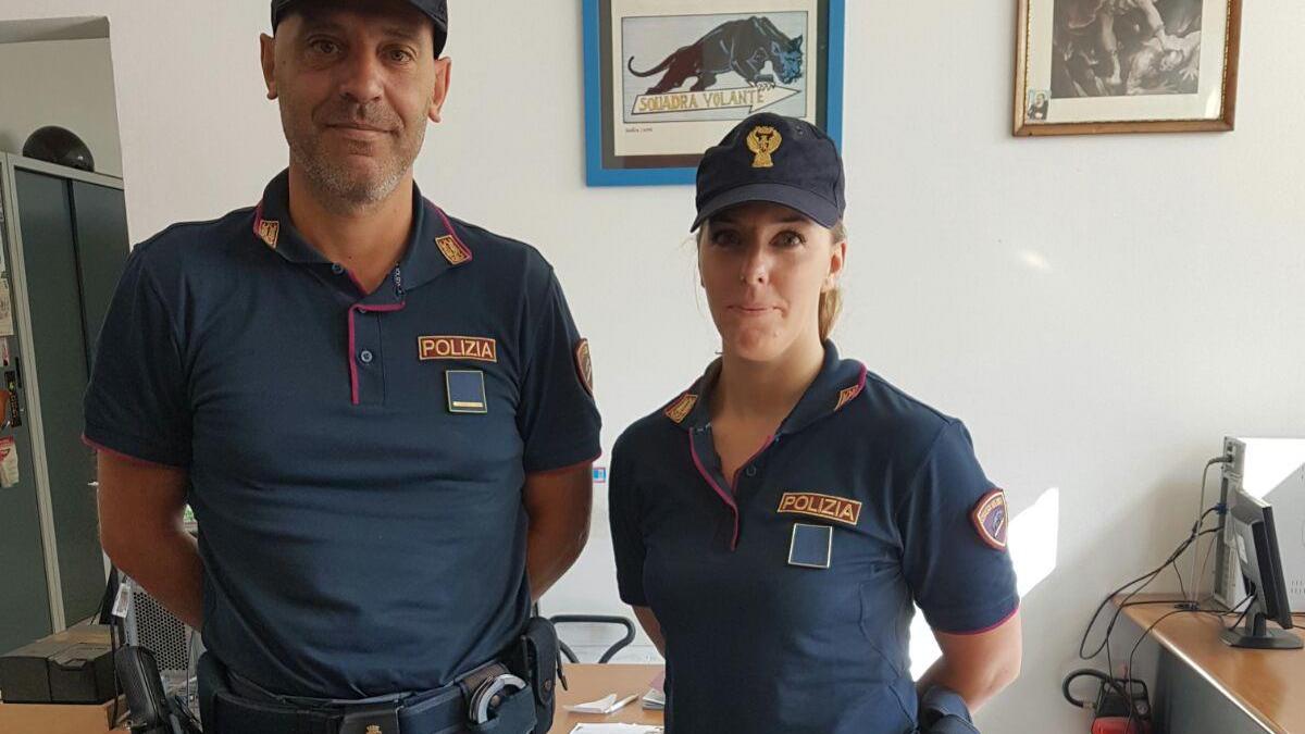 Gli agenti delle volanti e la roba sequestrata
