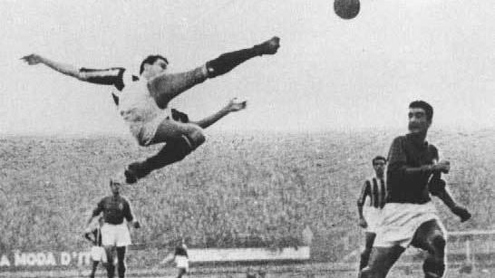 La rovesciata di Parola in un Fiorentina-Juventus del 1950 immortalata nello scatto di Bianchi