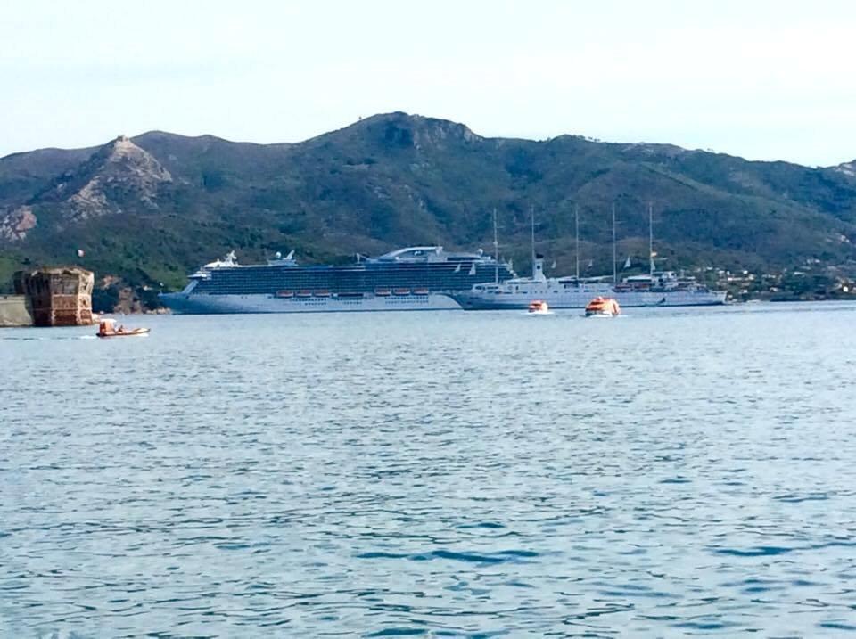 La Royal Princess e il veliero Sea Med 2 in rada