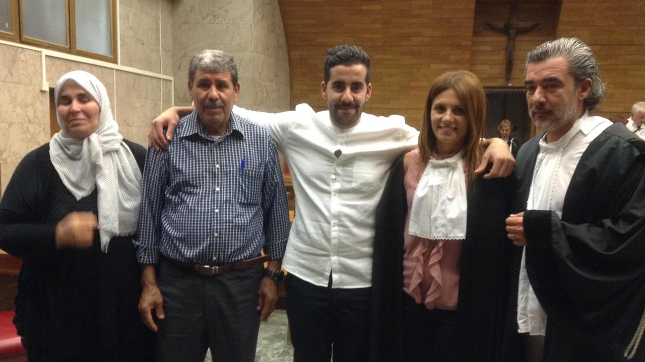 Jalal El Hanaoui (al centro) dopo l'assoluzione in tribunale con i familiari e gli avvocati