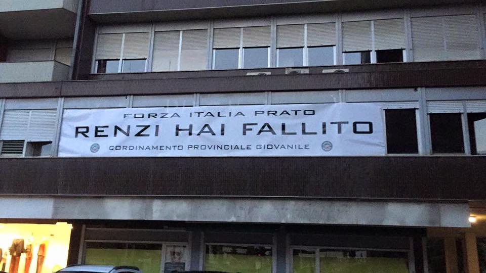 Lo striscione appeso dal "Cordinamento" provinciale giovanile