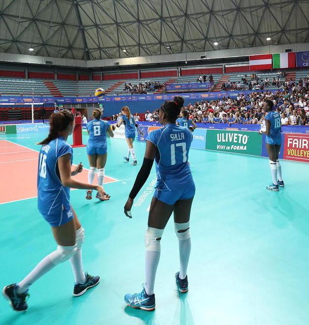 Le azzurre sul parquet del Palaterme (foto Nucci)