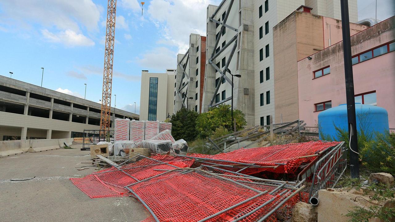 Il cantiere abbandonato (foto agenzia Sestini)
