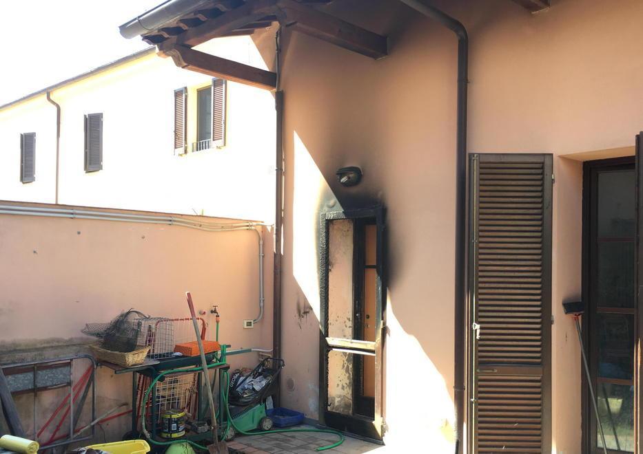 Paura nella notte, a fuoco una porta e una finestra