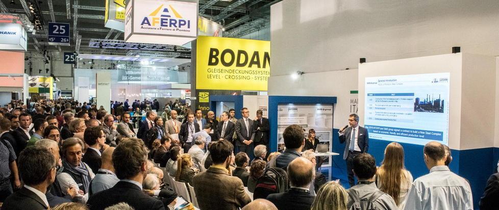 Acciaieria e treno rotaie in vetrina alla fiera di Berlino 
