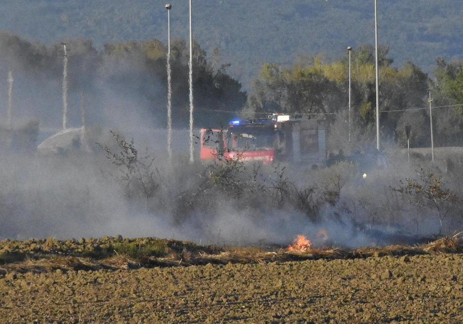 Fiamme in una fossetta, vigili del fuoco al lavoro
