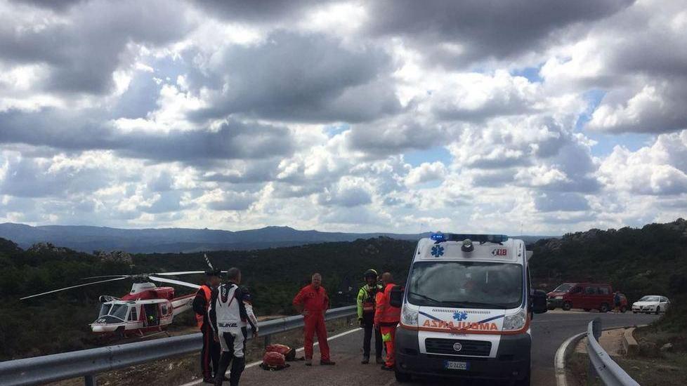 Turista cade dalla moto e finisce contro un masso