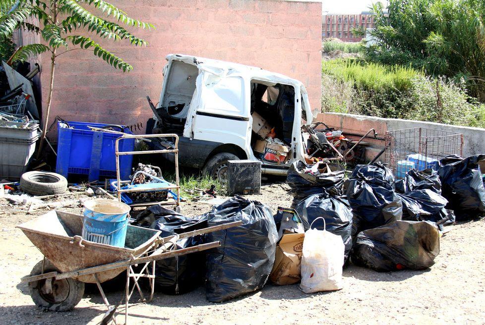 Piandanna, al campo nomadi carcasse d’auto e degrado