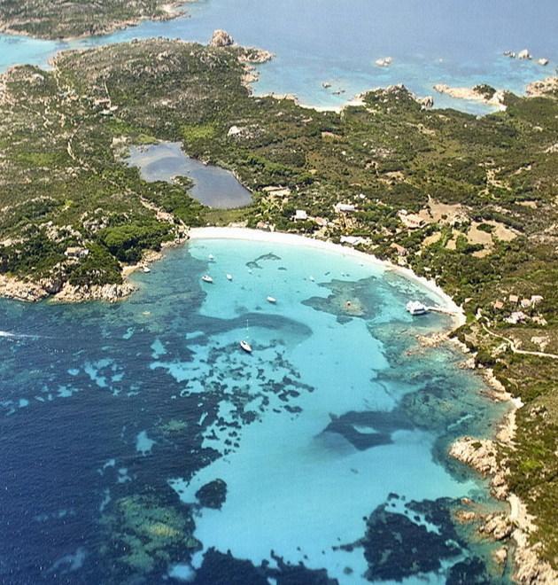 Verande e casotti abusivi nell’isola di Santa Maria 