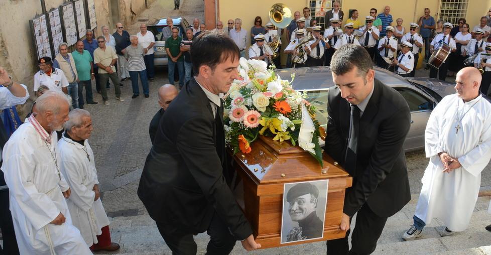 Una folla commossa all’addio a ‘Pinzellu’
